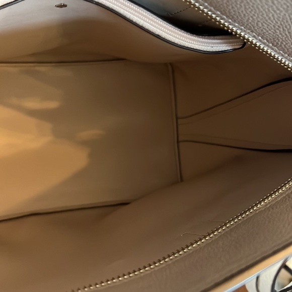 White,tote. Straps,bottom great condition. Front small wrinkle. - Picture 5 of 10